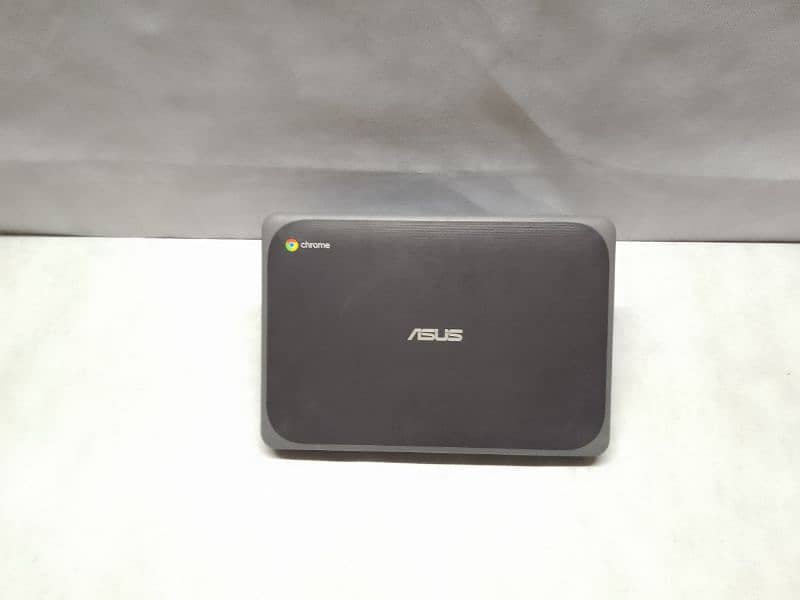 Asus Chromebook 11 slim book 1