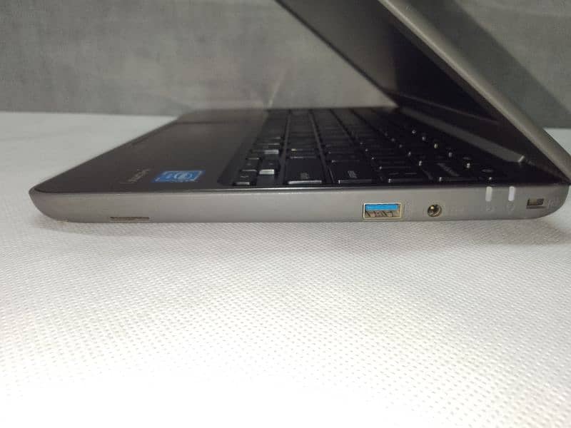 Asus Chromebook 11 slim book 3