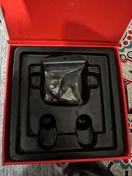 original Motorola Earsbuds with box 2 year used still perfect conditon 1