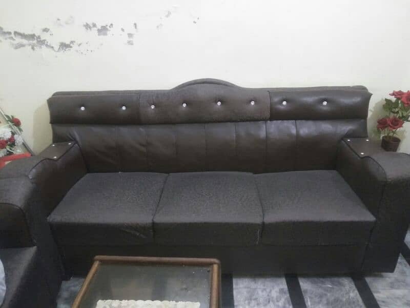 6 Seater Leather Sofa for sale bht Achi condition ma ha 2