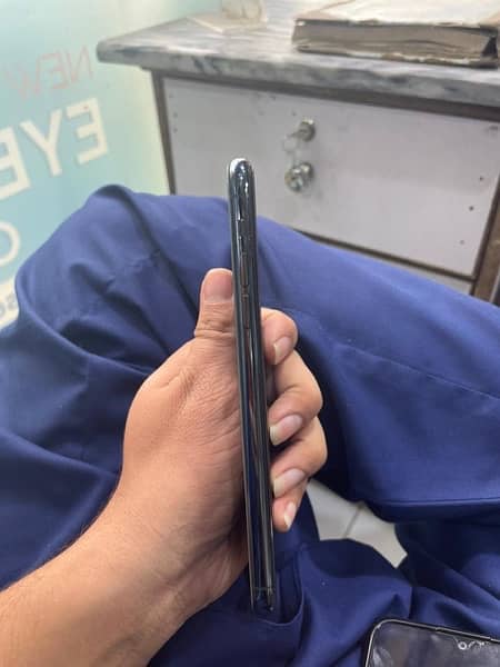Iphone 11 pro max with box 256gb dual sim pta approved 3
