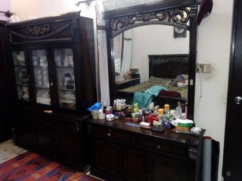 singhaar table and bartan Almirah in good condition. 1