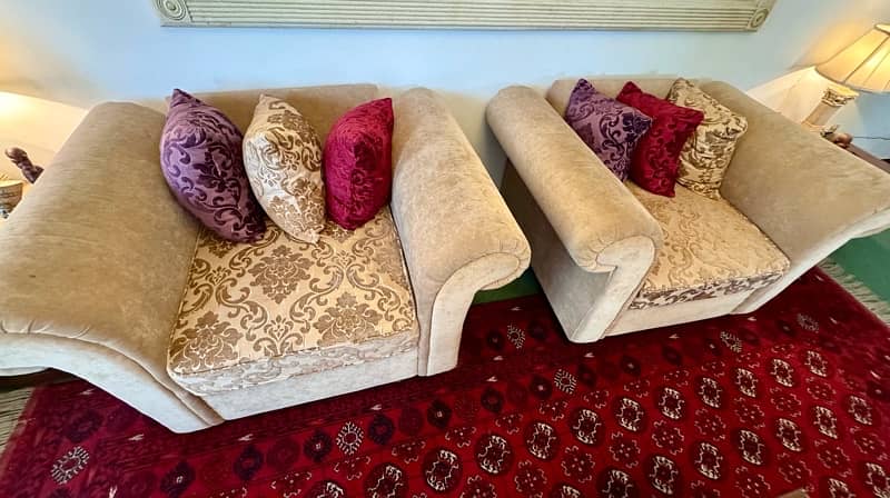 2 classic Sofa sets as good as new. 7 seater and 5 seater 8