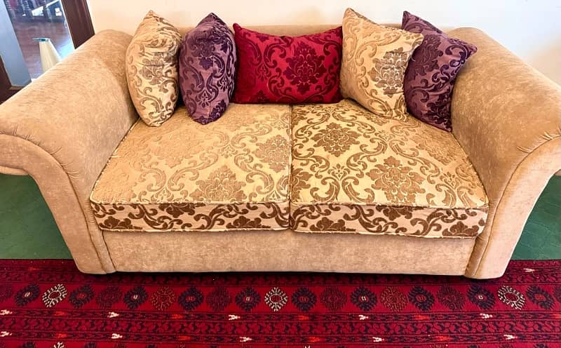 2 classic Sofa sets as good as new. 7 seater and 5 seater 10