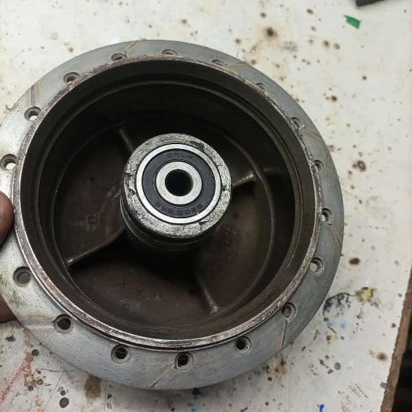 CD 70 Genuine  Front Wheel Hub 1