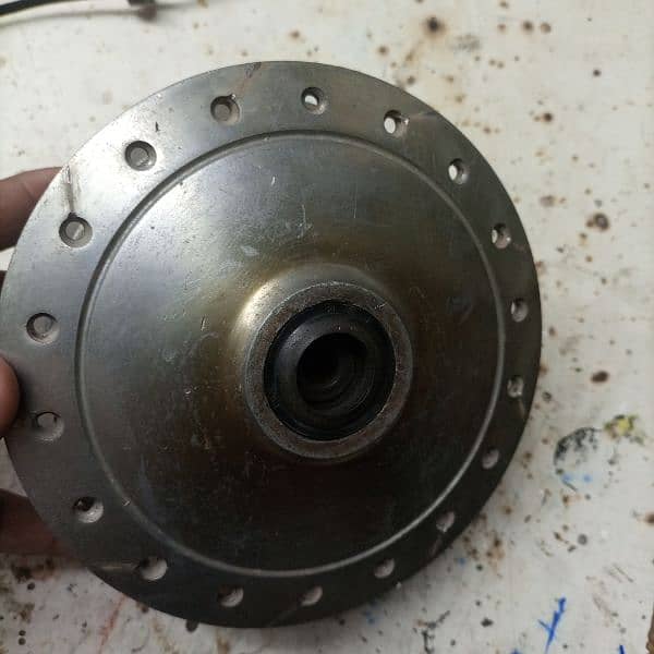 CD 70 Genuine  Front Wheel Hub 2