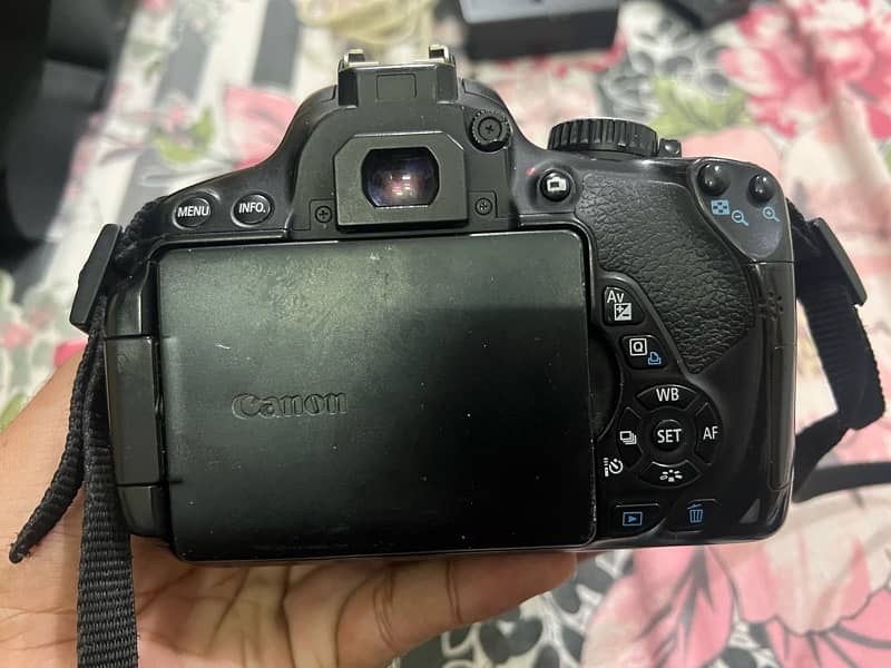 Canon 650D DSLR camera with kit lens 0