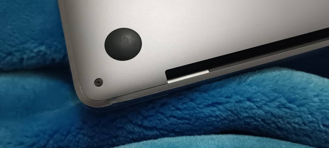 Apple MacBook pro 15 inch 2017 late. . 3