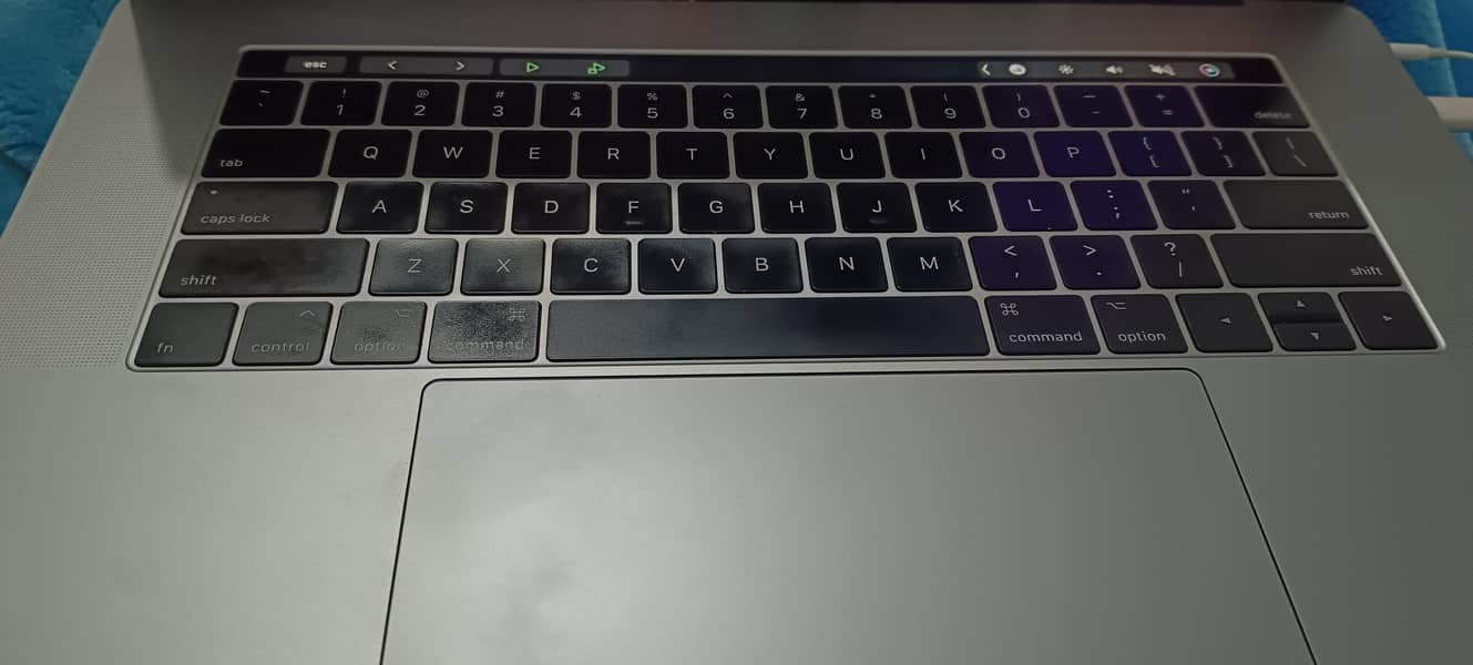 Apple MacBook pro 15 inch 2017 late. . 6