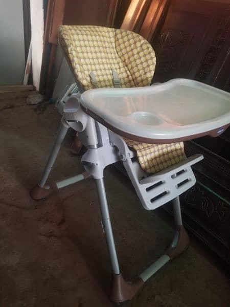imported kids dinning chair is on sale. excellent condition 10×10 3
