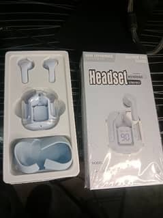 Air 31 transparent airpods with silicon pouch available at good rate