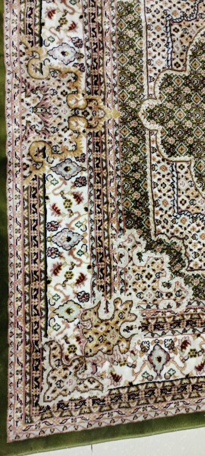 BEAUTIFUL Imported Turkish Rug 4