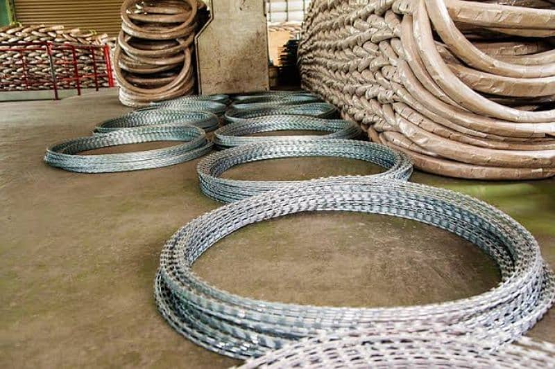 Razor wire & Mesh on Factory Price - Chain Link - Galvanized For Sale 2