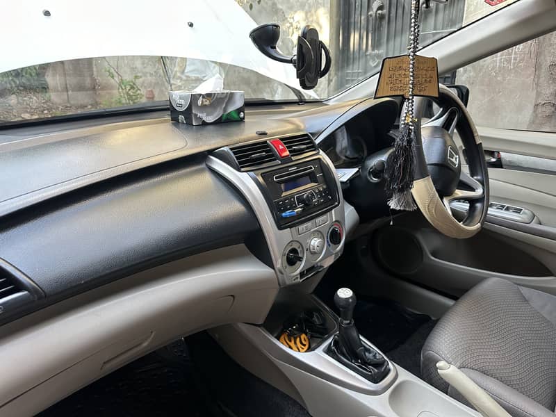 Honda CIty 2015 1.3 IVTEC White Color in 10/10 Condition 5