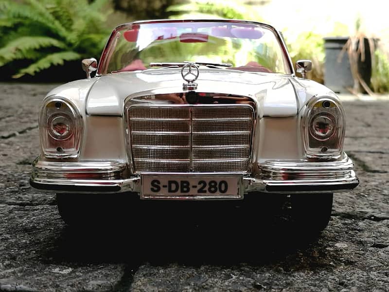 Maisto Mercedes-Benz 280 SE Year 1967 -1:18 scale diecast model 7