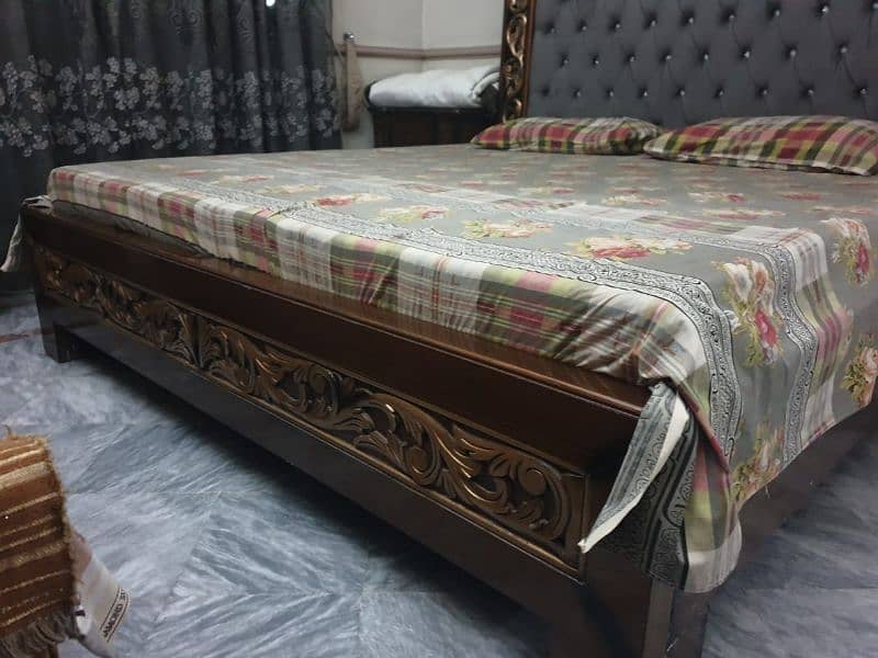 carving bed with side tables 4