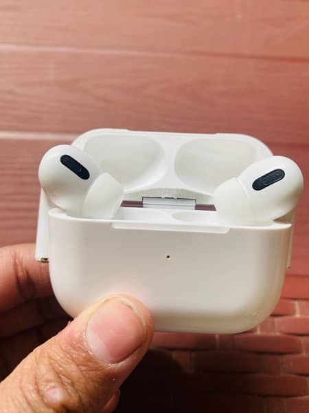 air pods pro new condition. 2