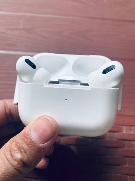air pods pro new condition. 7