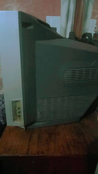 LG flat screen 15 inches TV used condition for sale 2010 model 4