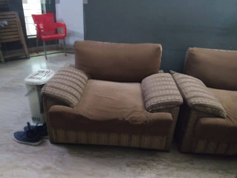 7 seatr sofa set in neat condition with strong structure 2