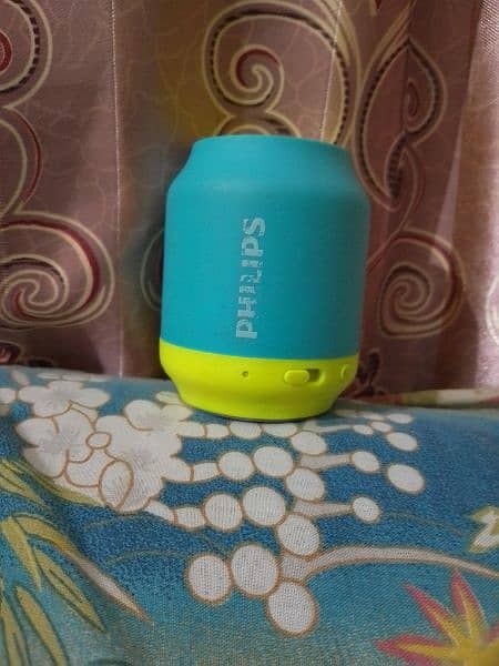 Philips Bluetooth speaker compact size one cherg 6 houre battery time 1