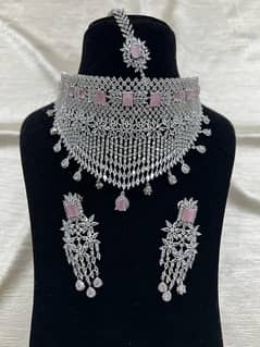 We deal in all kinds of jewellery sets necklaces