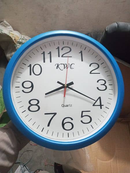 apni company k logo k clocks hum se bunwaein 8