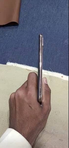 Iphone XS 64 gb golden clor   duel sim PTA proved 4