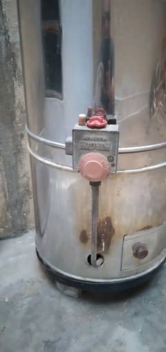 Geyser made of stainless steel inner tank and outer body-30 Gallons