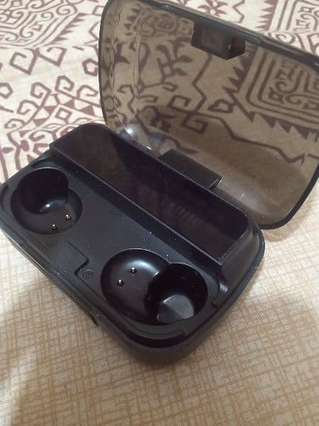 m10 earbuds 1