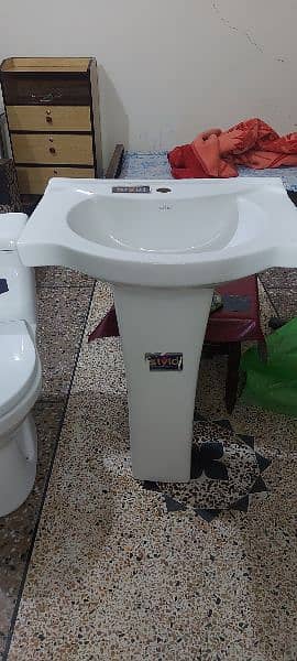 I AM SELLING ENGLISH CAMODE AND SINK IN WHITE COLOUR . 1