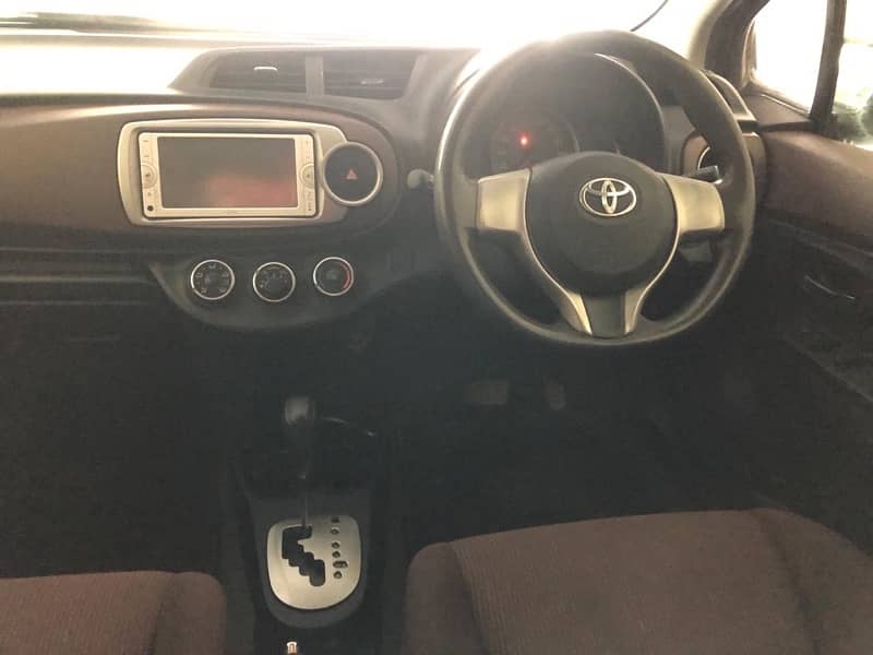 Toyota Vitz Jewela 2012/2015 3