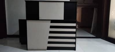 Reception Table in new condition || Office table