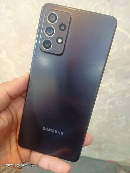 Galaxy A72 with box chrgr, pls read complete ad 0