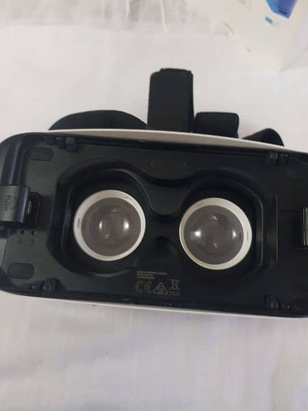 Samsung Gear VR SM-R322 (Virtual Reality Headset) 1