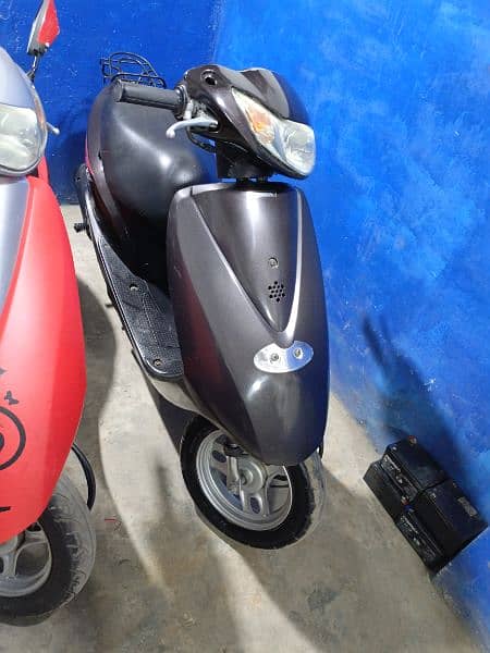 united 100cc scooty available contact at 03004142432 12