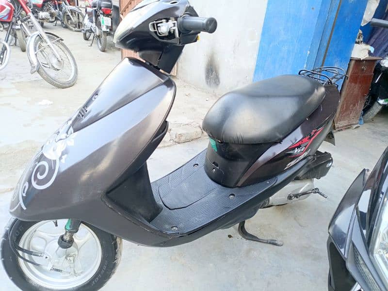 united 100cc scooty available contact at 03004142432 13