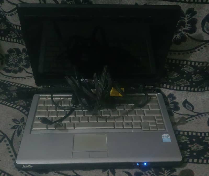 toshiba satellite laptop for sale 
all laptop ok only screen problem 4