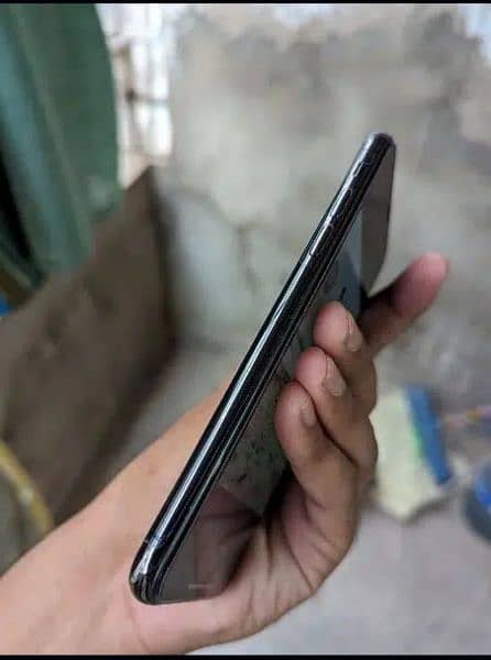 IPHONE XS(FACTORY UNLOCK) 2