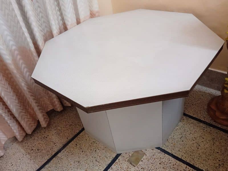 in good condition 10/10 made in wood & lamination sheet single table 0