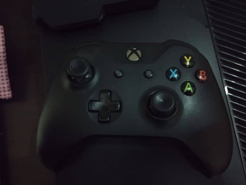 Xbox One 500GB With One X Wireless Controller and 3 Games 1