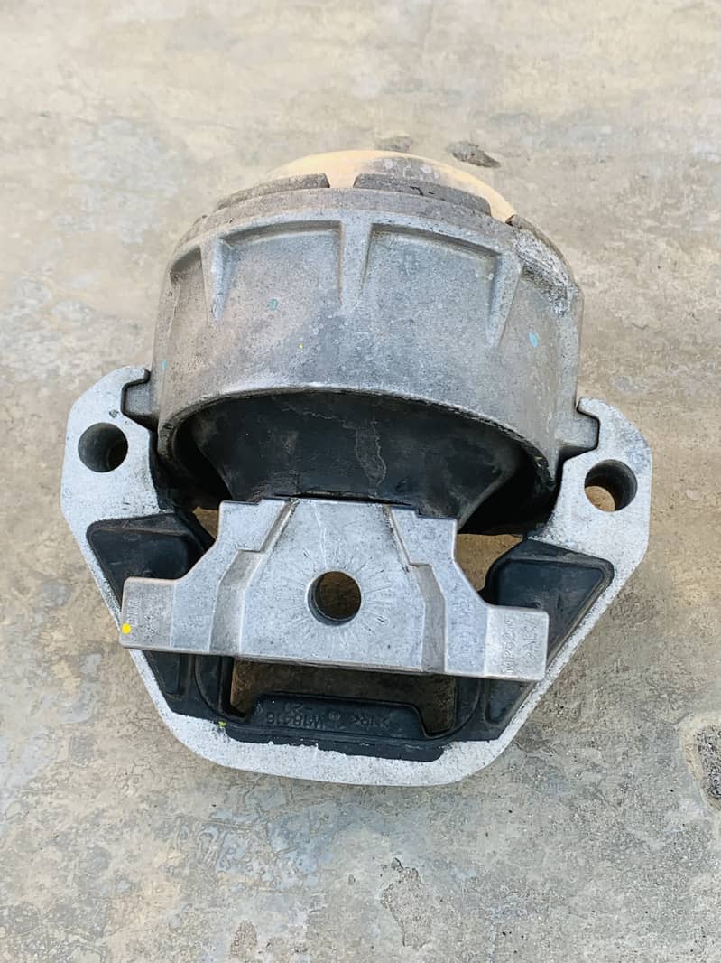 Audi engine mount in very Good Condition one piece. 1