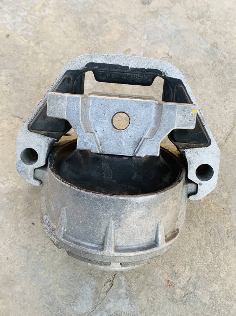 Audi engine mount in very Good Condition one piece. 2