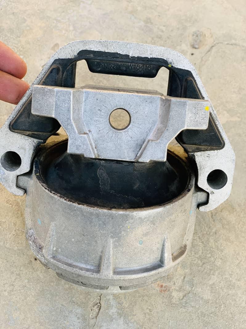 Audi engine mount in very Good Condition one piece. 5