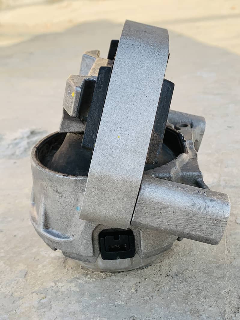 Audi engine mount in very Good Condition one piece. 8