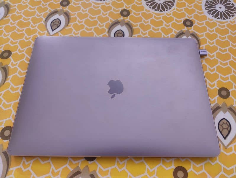 MacBook Pro 2019 with Box 0