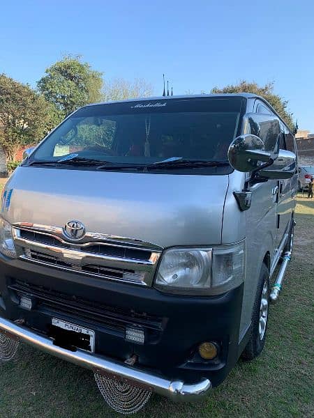 Toyota Hiace 200 full option petrol engine and automatic Transmission. 8