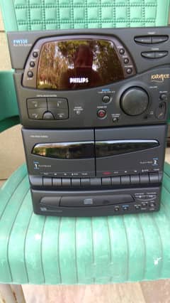 PHILLIPS COMPACT DISC/CASSETTE PLAYER/AM FM RADIO, DETACHABLE SPEAKERS