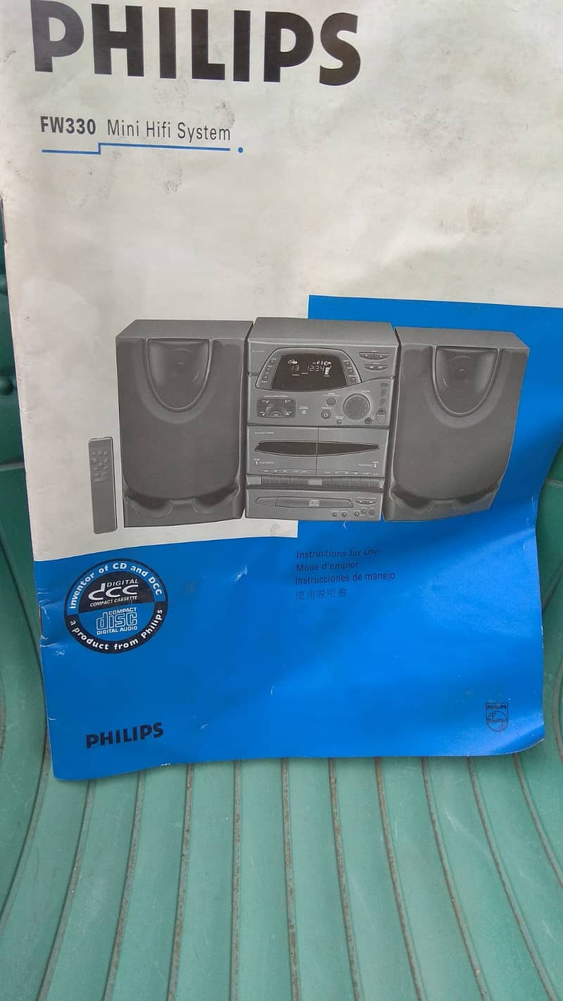 PHILLIPS COMPACT DISC/CASSETTE PLAYER/AM FM RADIO, DETACHABLE SPEAKERS 1