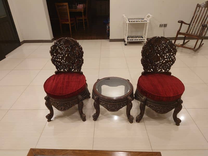 Chinoti Chairs with table 0
